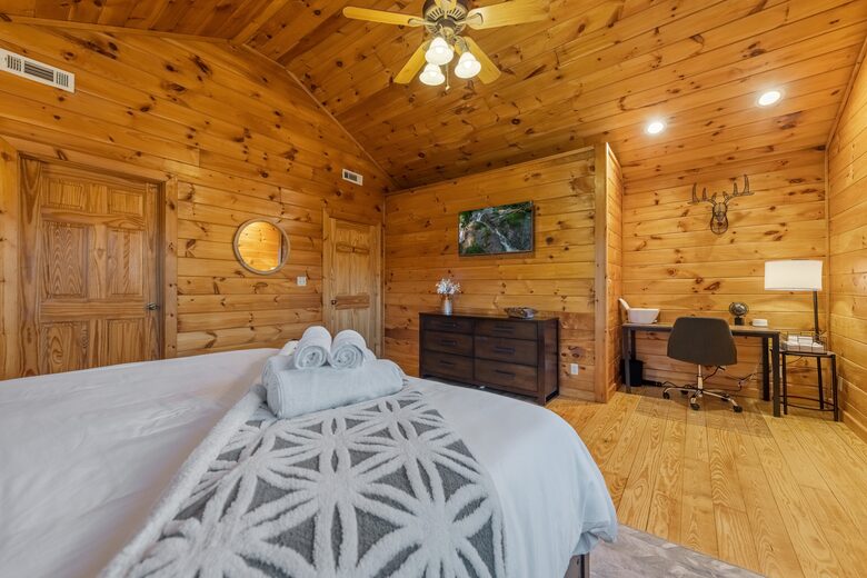 Cozy Cabin on 2 Acres nestled in Blue Ridge Mountains - Blue Ridge, Georgia