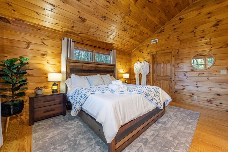 Cozy Cabin on 2 Acres nestled in Blue Ridge Mountains - Blue Ridge, Georgia