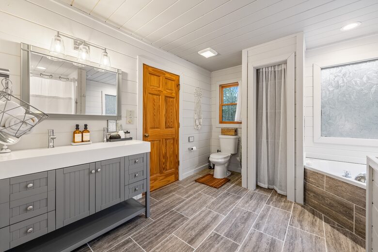 Cozy Cabin on 2 Acres nestled in Blue Ridge Mountains - Blue Ridge, Georgia