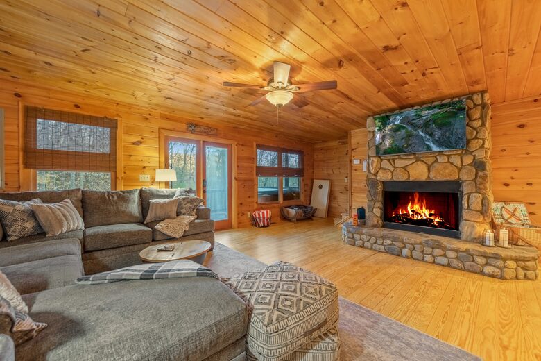 Cozy Cabin on 2 Acres nestled in Blue Ridge Mountains - Blue Ridge, Georgia