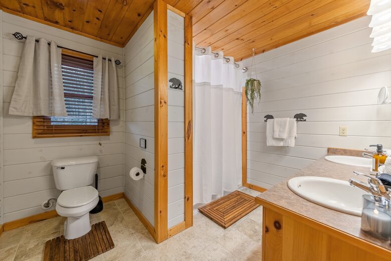 Cozy Cabin on 2 Acres nestled in Blue Ridge Mountains - Blue Ridge, Georgia