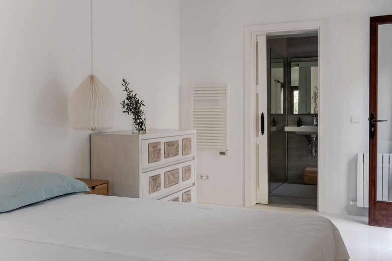 Guest suite (bedroom 3) with bathroom and A/C