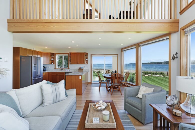Pearl Point Beach House - Union Bay, Canada