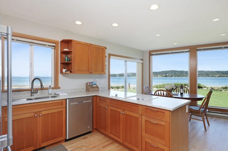 Pearl Point Beach House - Union Bay, Canada