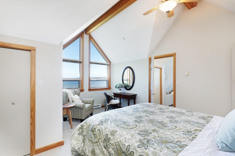 Pearl Point Beach House - Union Bay, Canada