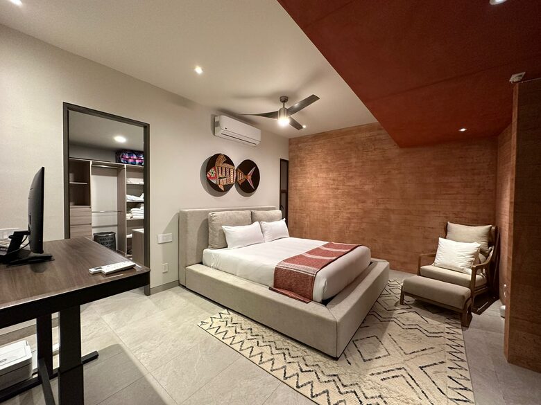 Master Bedroom - Cal King Bed