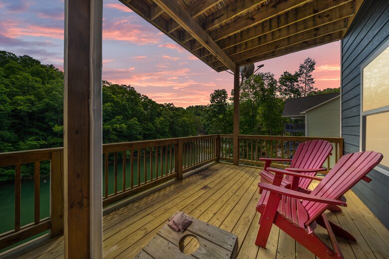 Middle Level Deck w/ corn hole