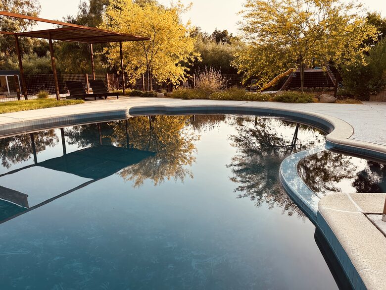 Kidney pool with hot tub