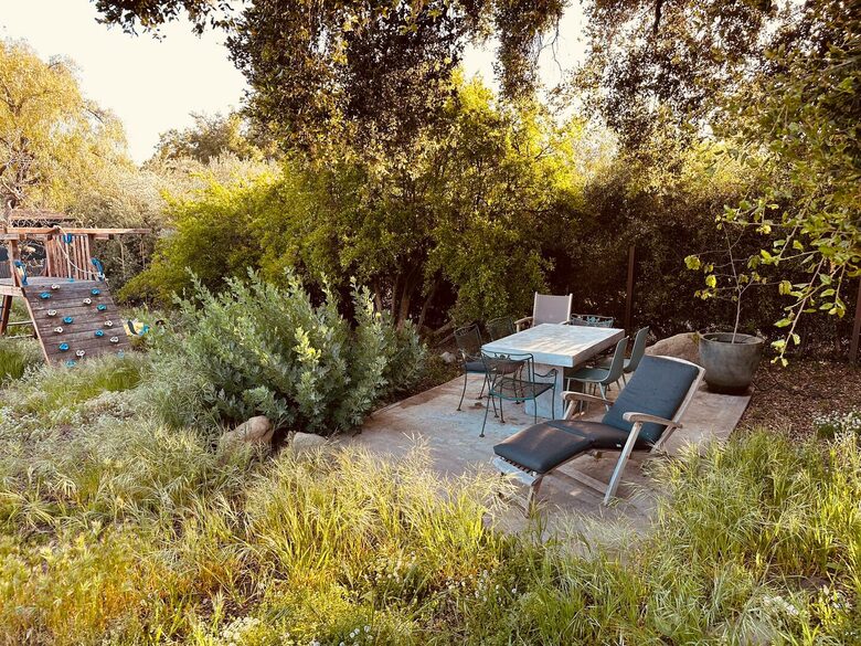 Side yard dining under an Oak with beautiful pool + mtn view