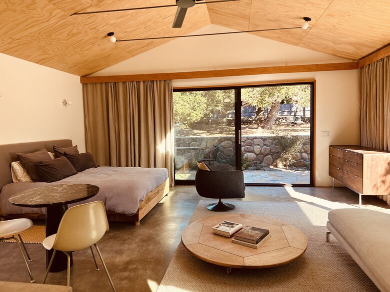 Studio Bdrm, private front terrace