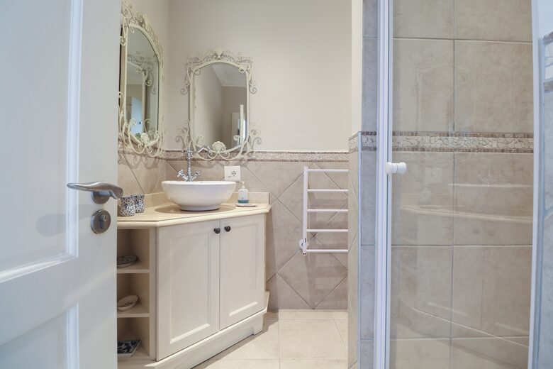 Bedroom 4 (Twin) - En-Suite - Pool Level