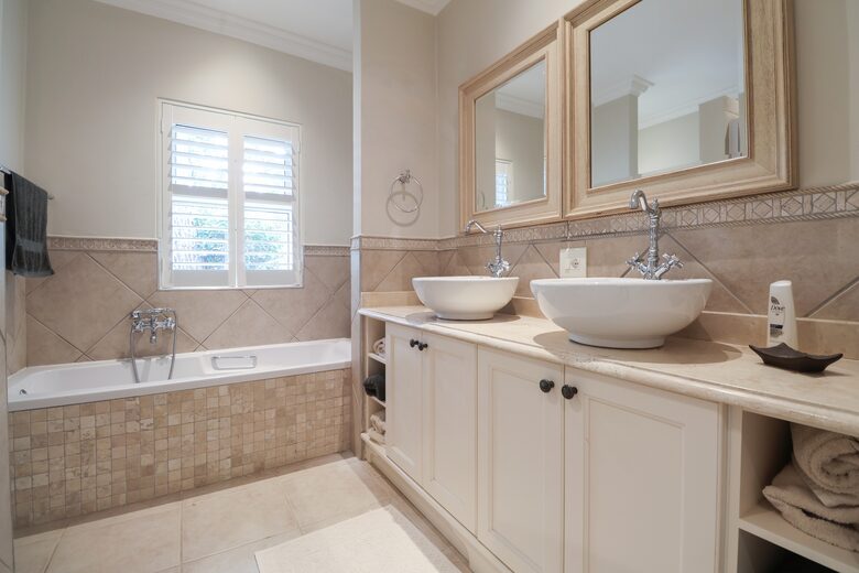 Bedroom 5 - En-Suite - Pool Level