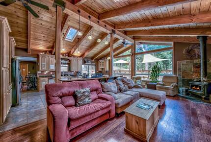 Spacious Lake Tahoe Retreat with Hot Tub & Fire Pit - Stateline, Nevada