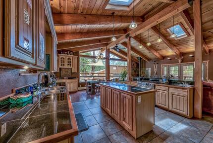 Spacious Lake Tahoe Retreat with Hot Tub & Fire Pit - Stateline, Nevada