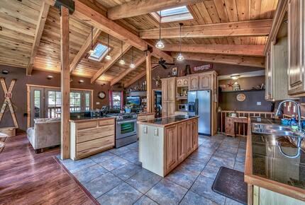 Spacious Lake Tahoe Retreat with Hot Tub & Fire Pit - Stateline, Nevada
