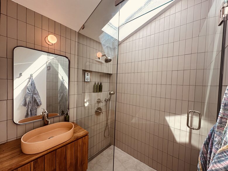 Studio Bdrm, steam shower !