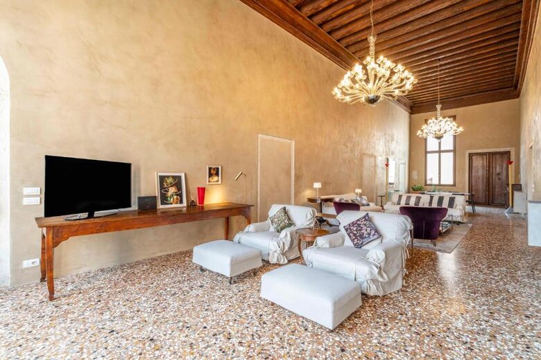 Timeless Venetian Retreat in a 15th century Palace - Venice, Italy