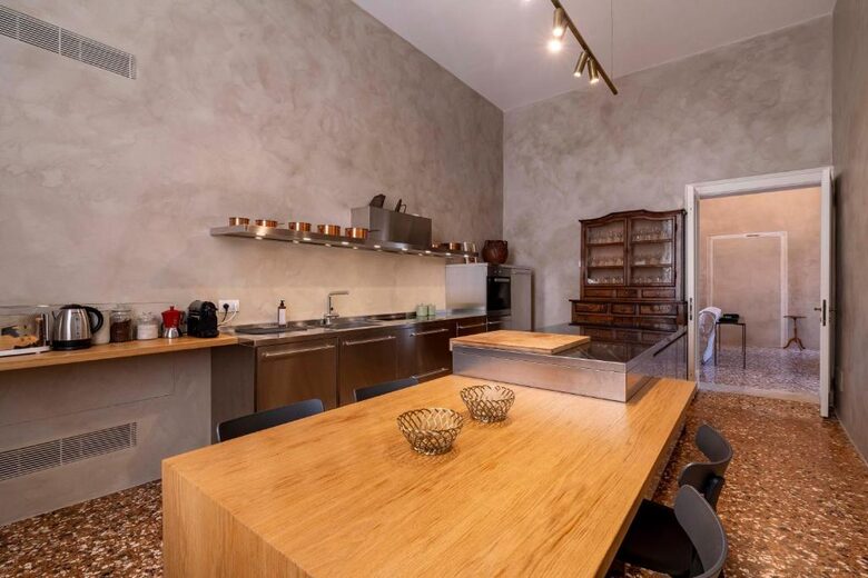 Timeless Venetian Retreat in a 15th century Palace - Venice, Italy