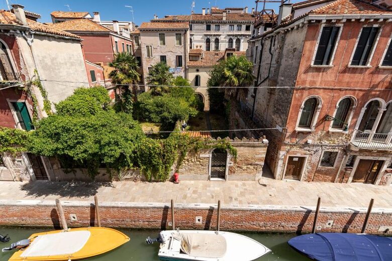 Timeless Venetian Retreat in a 15th century Palace - Venice, Italy