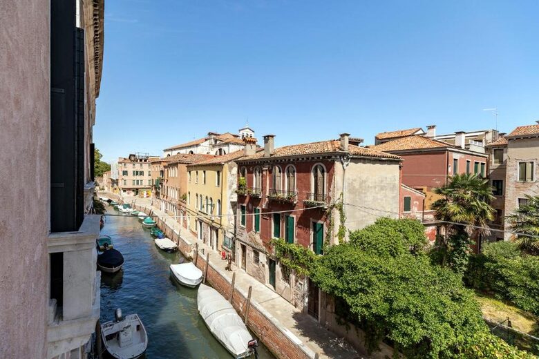 Timeless Venetian Retreat in a 15th century Palace - Venice, Italy