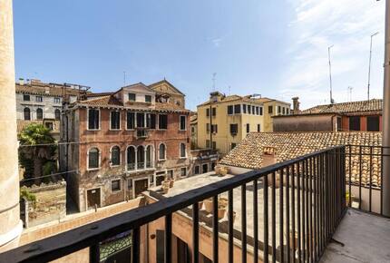 Timeless Venetian Retreat in a 15th century Palace - Venice, Italy