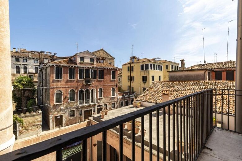 Timeless Venetian Retreat in a 15th century Palace - Venice, Italy
