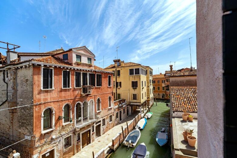 Timeless Venetian Retreat in a 15th century Palace - Venice, Italy