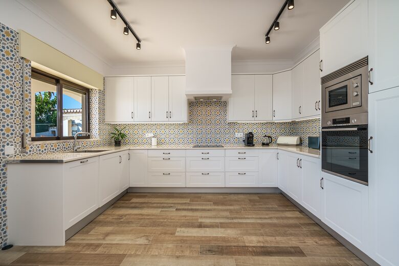 Stylish 5-Bedroom Algarve Retreat with Pool - Lagos, Portugal