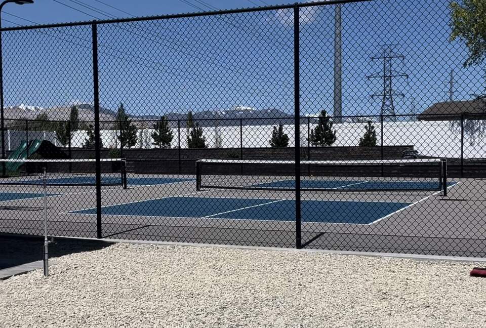 Pickleball Paradise: Retreat with Outdoor Courts & Relaxation - Bluffdale, Utah