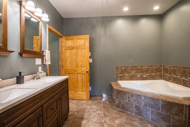Log Cabin Luxury in the Woods - Fayetteville, West Virginia