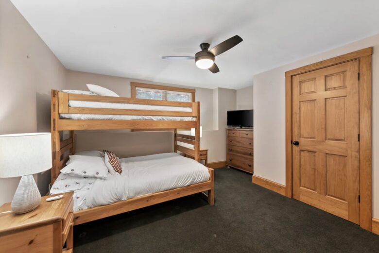 Spacious 6 Bedroom Family Vacation Getaway - Lincoln, New Hampshire