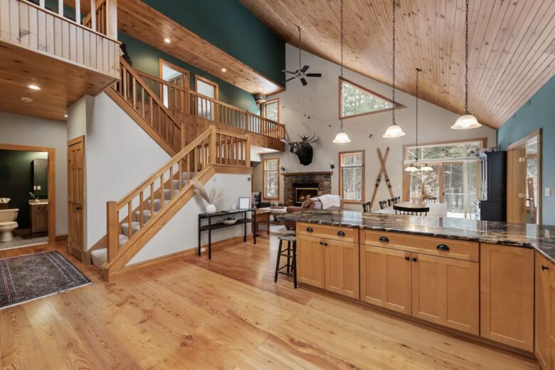 Spacious 6 Bedroom Family Vacation Getaway - Lincoln, New Hampshire