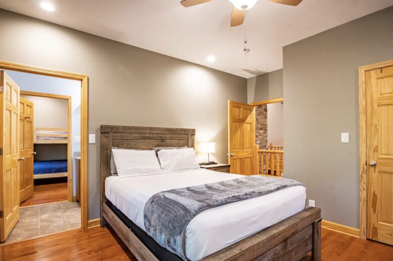 Log Cabin Luxury in the Woods - Fayetteville, West Virginia