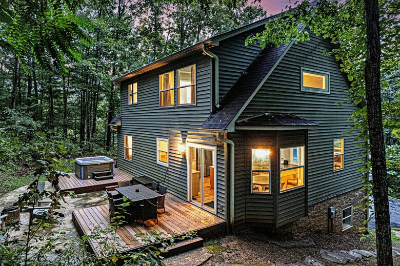 Highland Hideaway: Stunning Mountain Retreat Near Asheville - Asheville, North Carolina