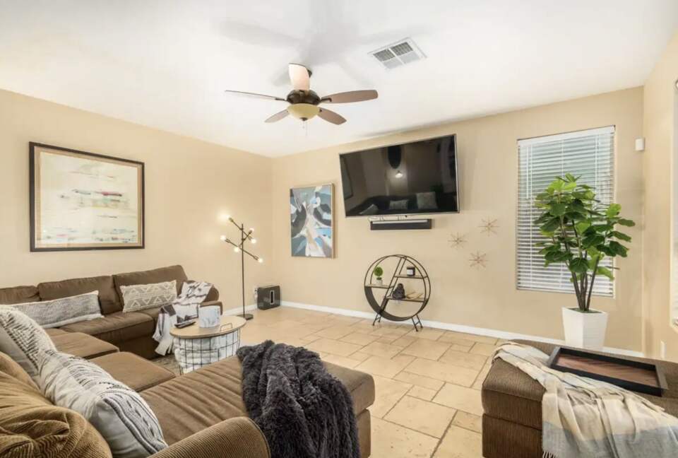 Spacious 5-Bed Glendale Retreat with Game Room & Pool - Glendale, Arizona