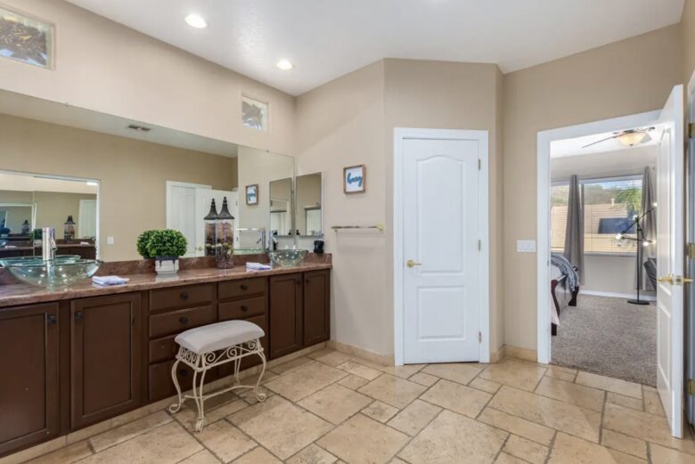 Spacious 5-Bed Glendale Retreat with Game Room & Pool - Glendale, Arizona