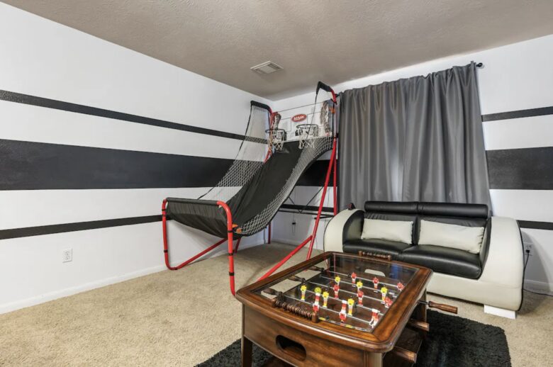 Entertainment Haven: 5-Bed Home with Pool, Theater & Games - Spring, Texas