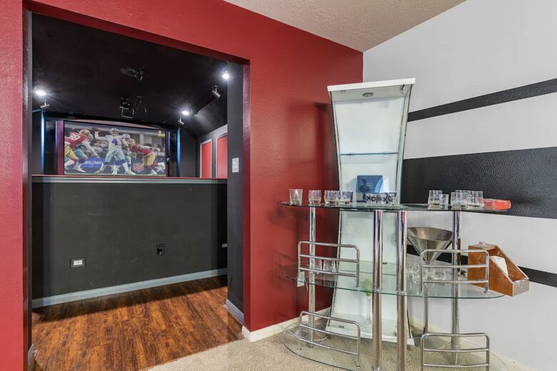 Entertainment Haven: 5-Bed Home with Pool, Theater & Games - Spring, Texas