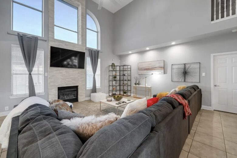 Entertainment Haven: 5-Bed Home with Pool, Theater & Games - Spring, Texas