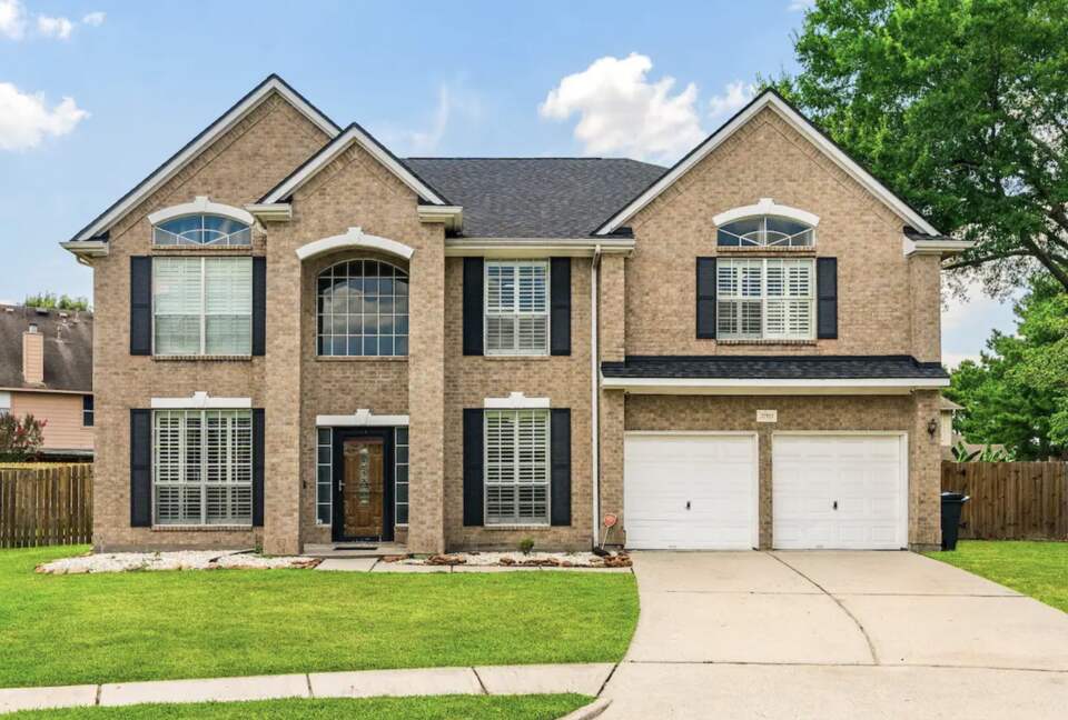 Entertainment Haven: 5-Bed Home with Pool, Theater & Games - Spring, Texas