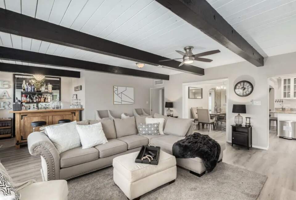 Elegant 4-Bed Phoenix Oasis with Pool, Hot Tub & Games - Phoenix, Arizona