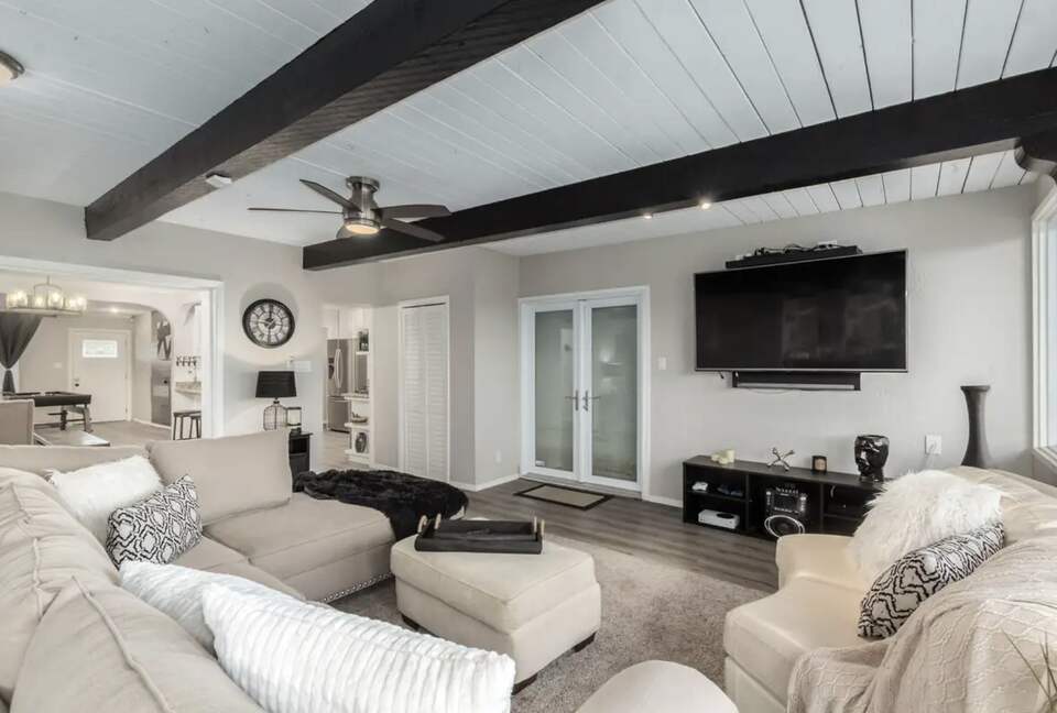 Elegant 4-Bed Phoenix Oasis with Pool, Hot Tub & Games - Phoenix, Arizona