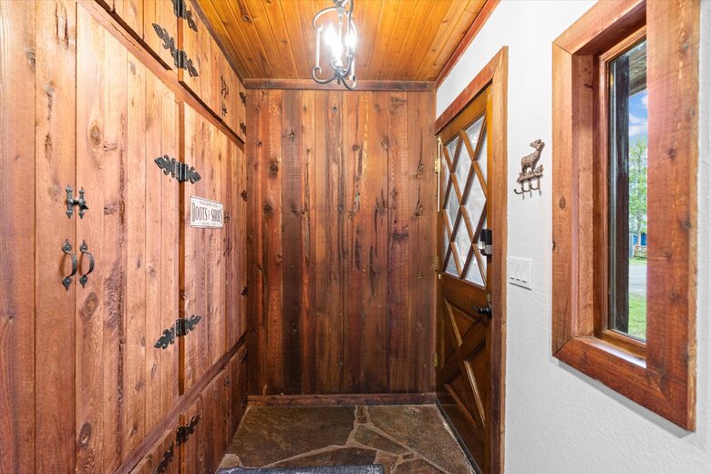 Atlas Lodge - Coram, Montana