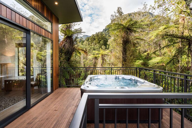 Deluxe Spa Tree House - Franz Josef Glacier, New Zealand