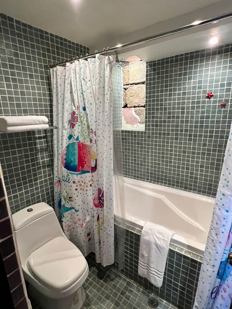 Estrellas' bathroom