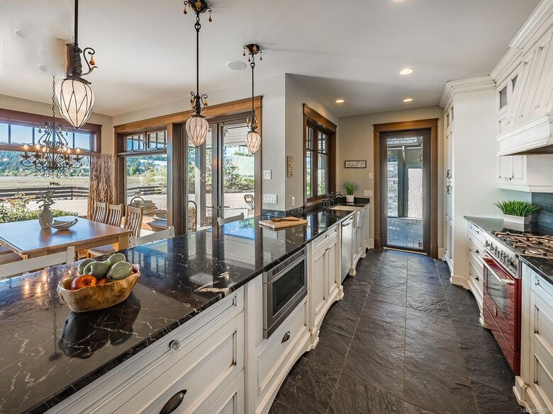 Seaside Sanctuary with Stunning Views - Nanoose Bay, Canada