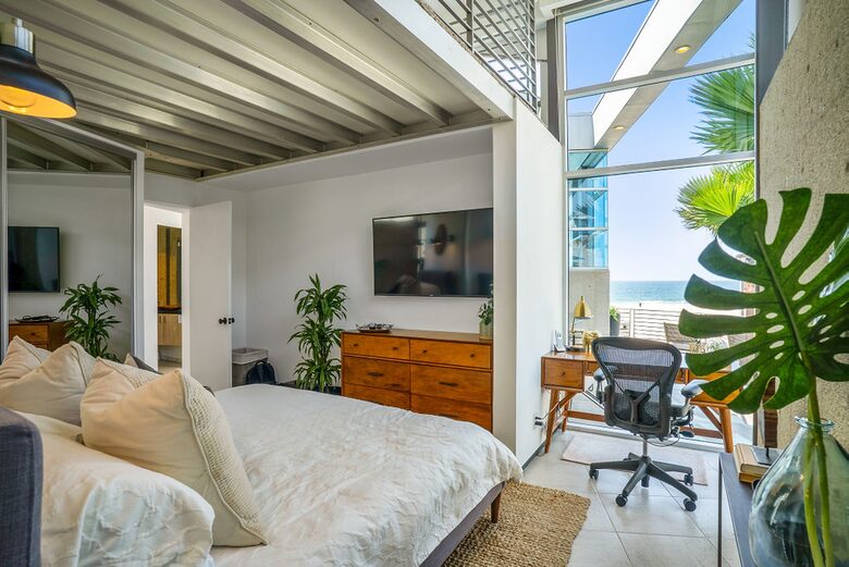 Iconic Manhattan Beachfront Haven - Manhattan Beach, California
