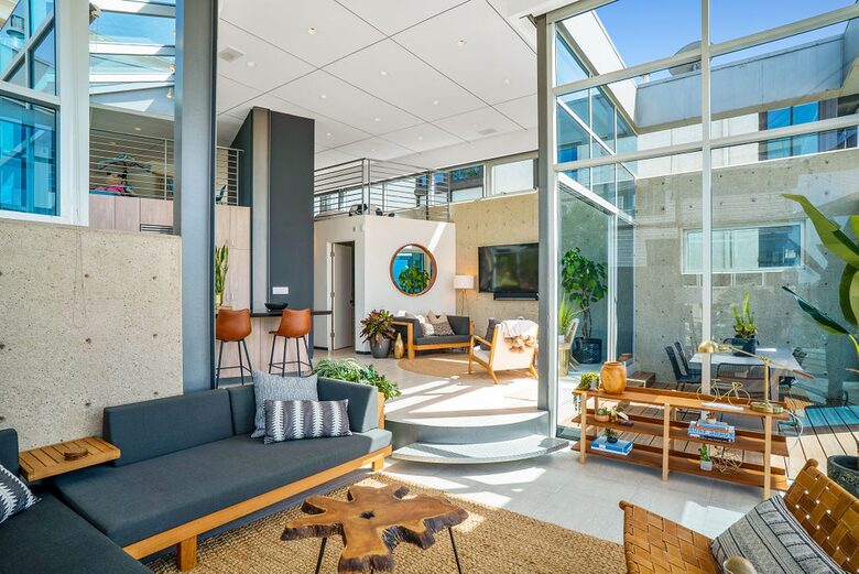 Iconic Manhattan Beachfront Haven - Manhattan Beach, California