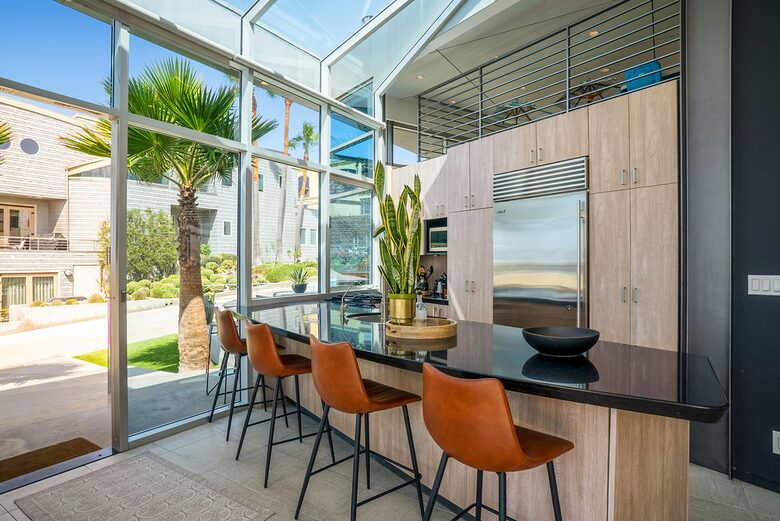 Iconic Manhattan Beachfront Haven - Manhattan Beach, California