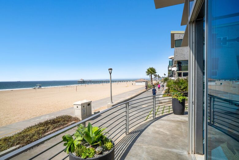 Iconic Manhattan Beachfront Haven - Manhattan Beach, California